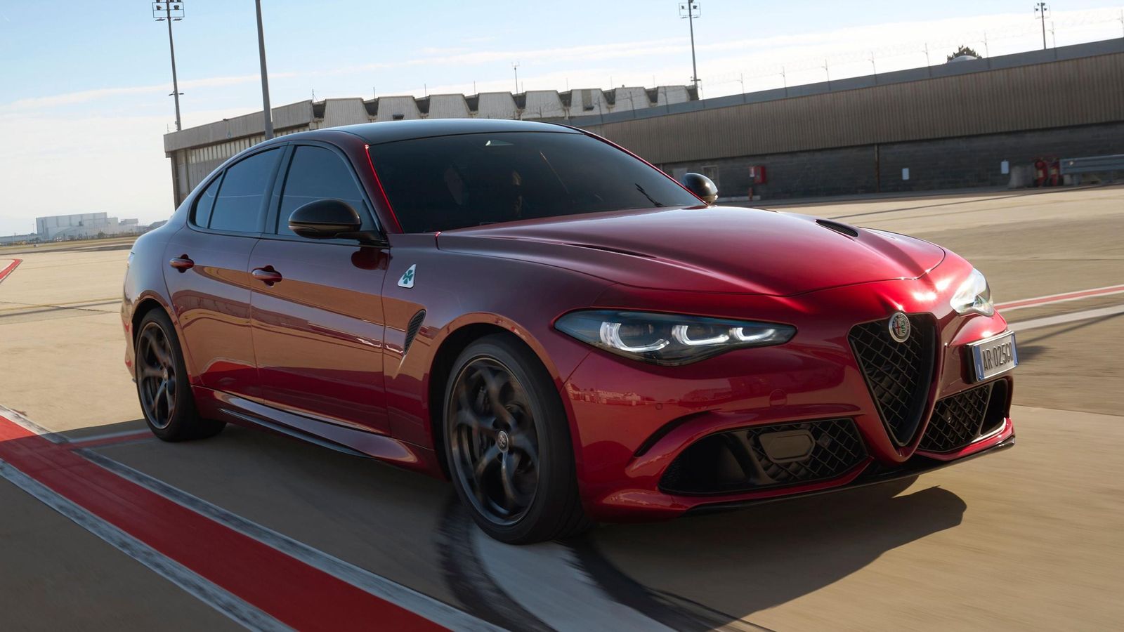 El corazón de ambos modelos es el motor V6 de 520 CV que ya se emplea en los Quadrifoglio estándar.