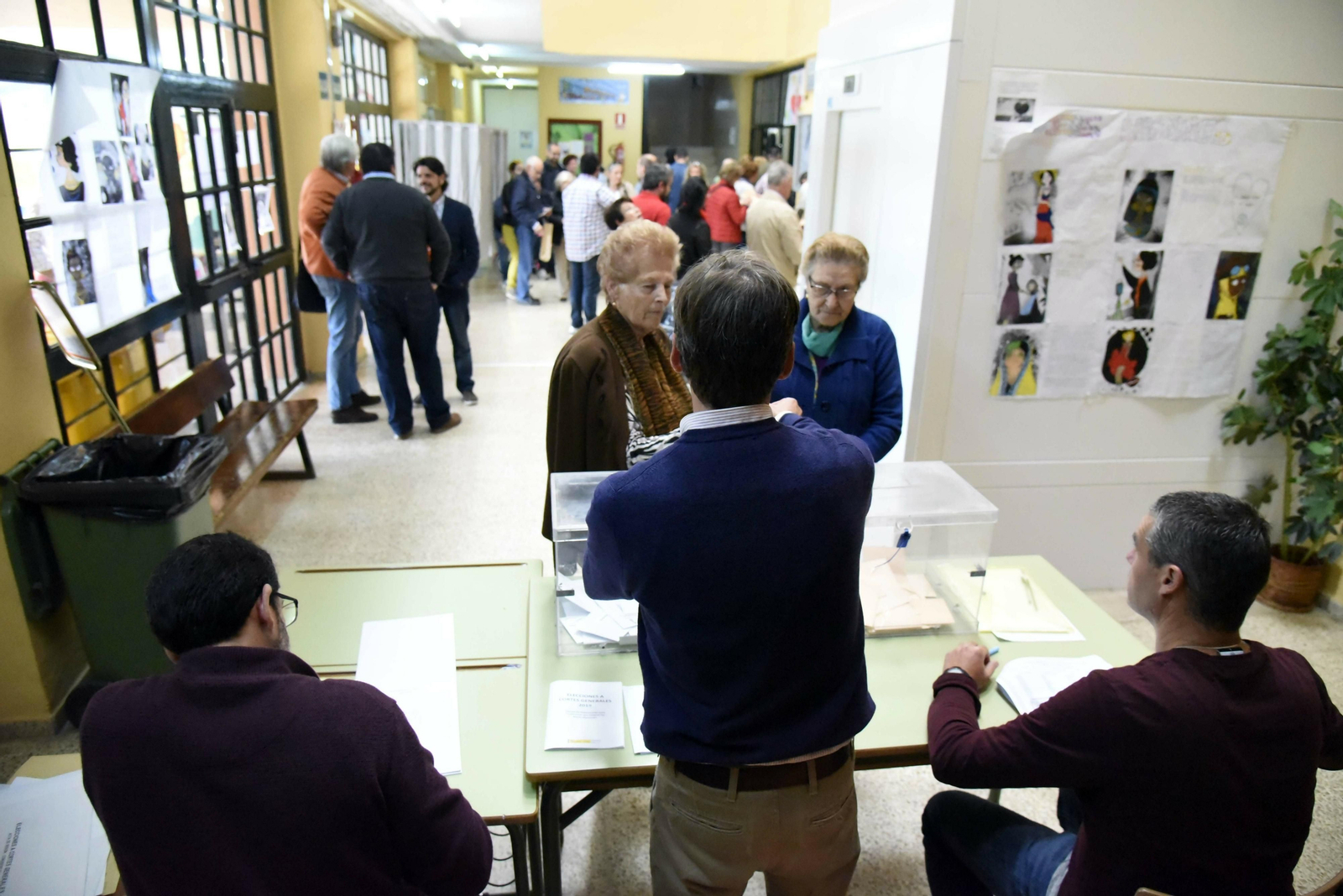 Votaciones en el colegio Bahía de Algeciras durante las elecciones generales de 2019