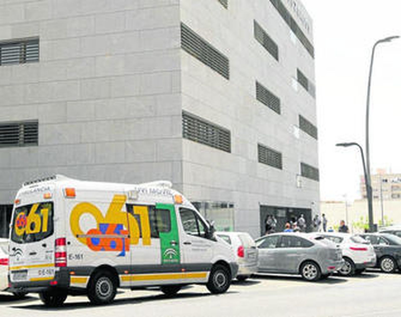 La UVI móvil tardó en llegar apenas diez minutos, pero los facultativos sólo pudieron certificar la muerte.