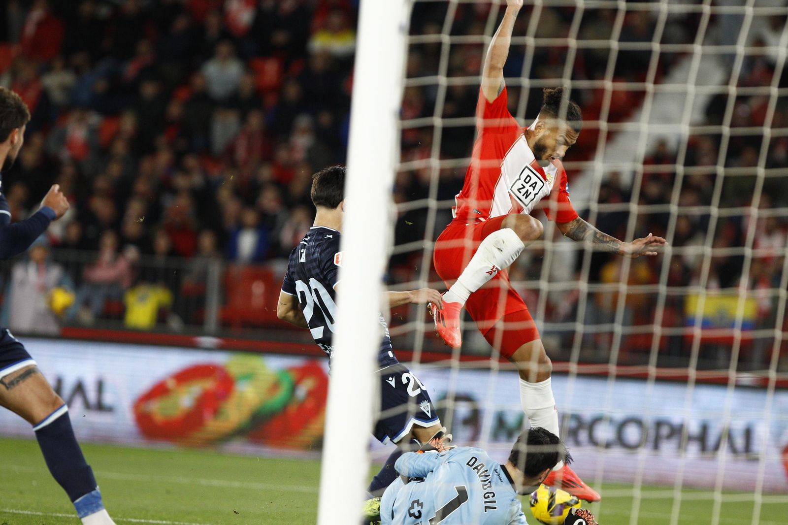 La U.D. Almería empata a uno contra el Cádiz y es campeón de invierno, en imágenes