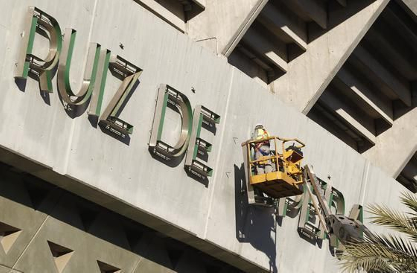 Retirada del nombre de Lopera del estadio del Betis. / Antonio Pizarro  Foto: Antonio Pizarro