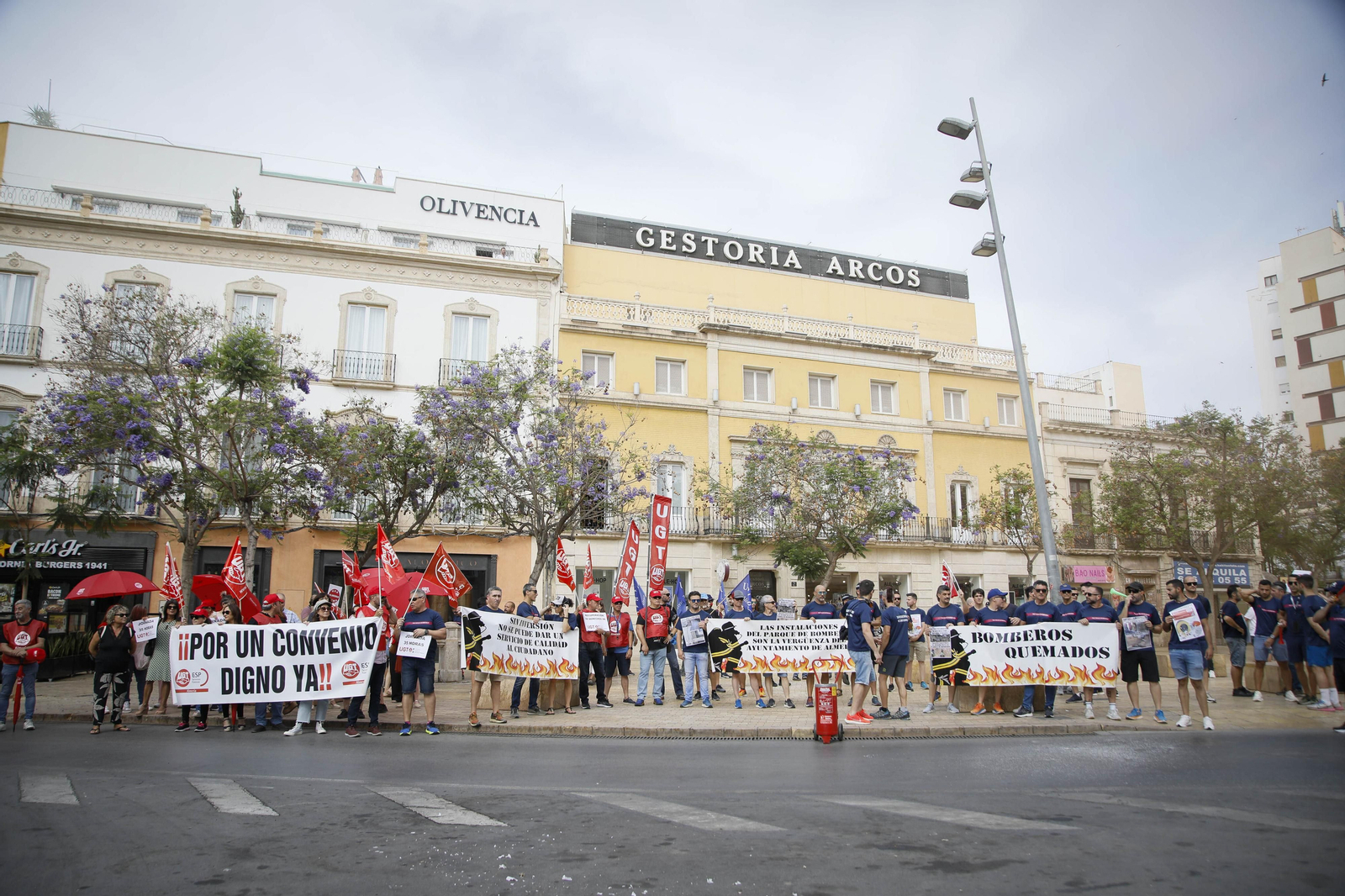 Manifestación de los bomberos quemados de Almería, en imágenes