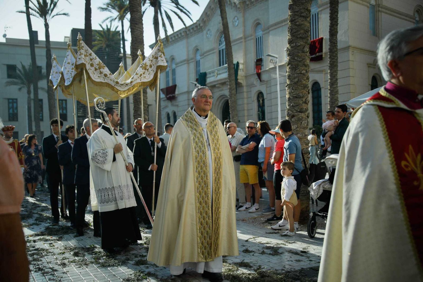 Imágenes de la procesión del Corpus Christi en Almería: así han sido la misa y la posterior marcha por la capital