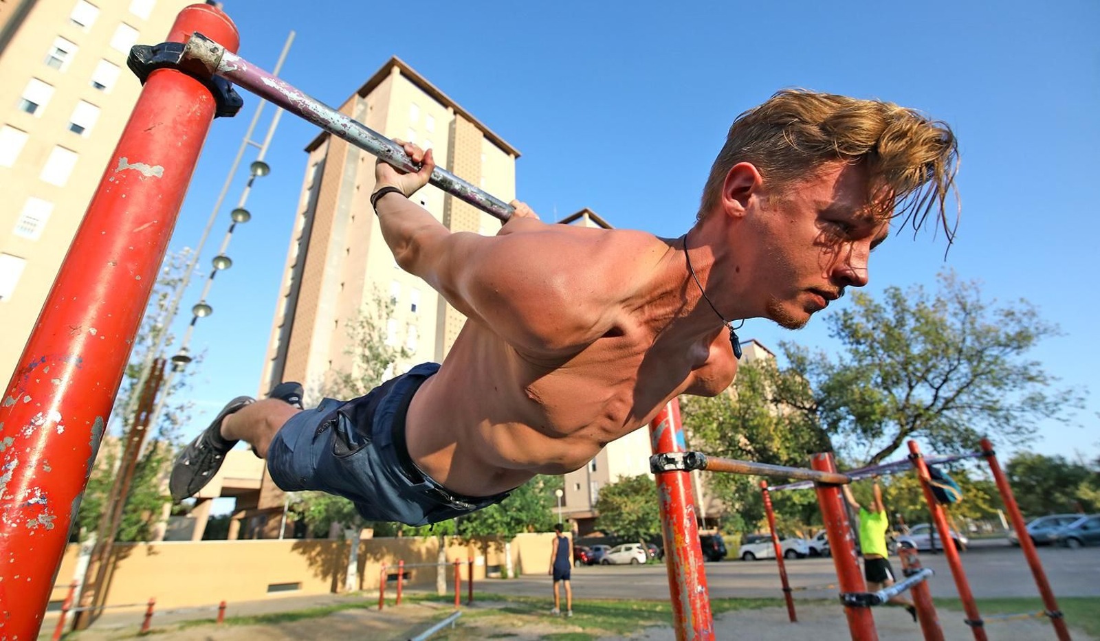 Jóvenes practicando calistenia en Jerez