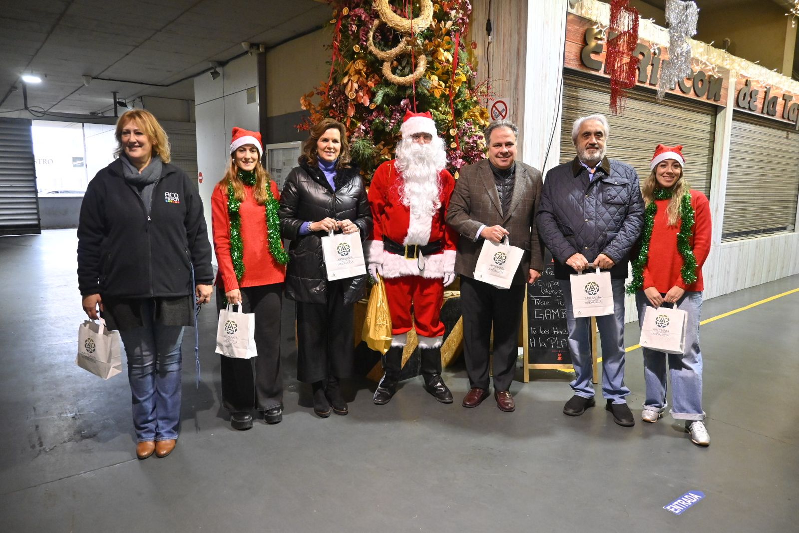 Papá Noel visita el mercado de El Carmen de Huelva, en imágenes