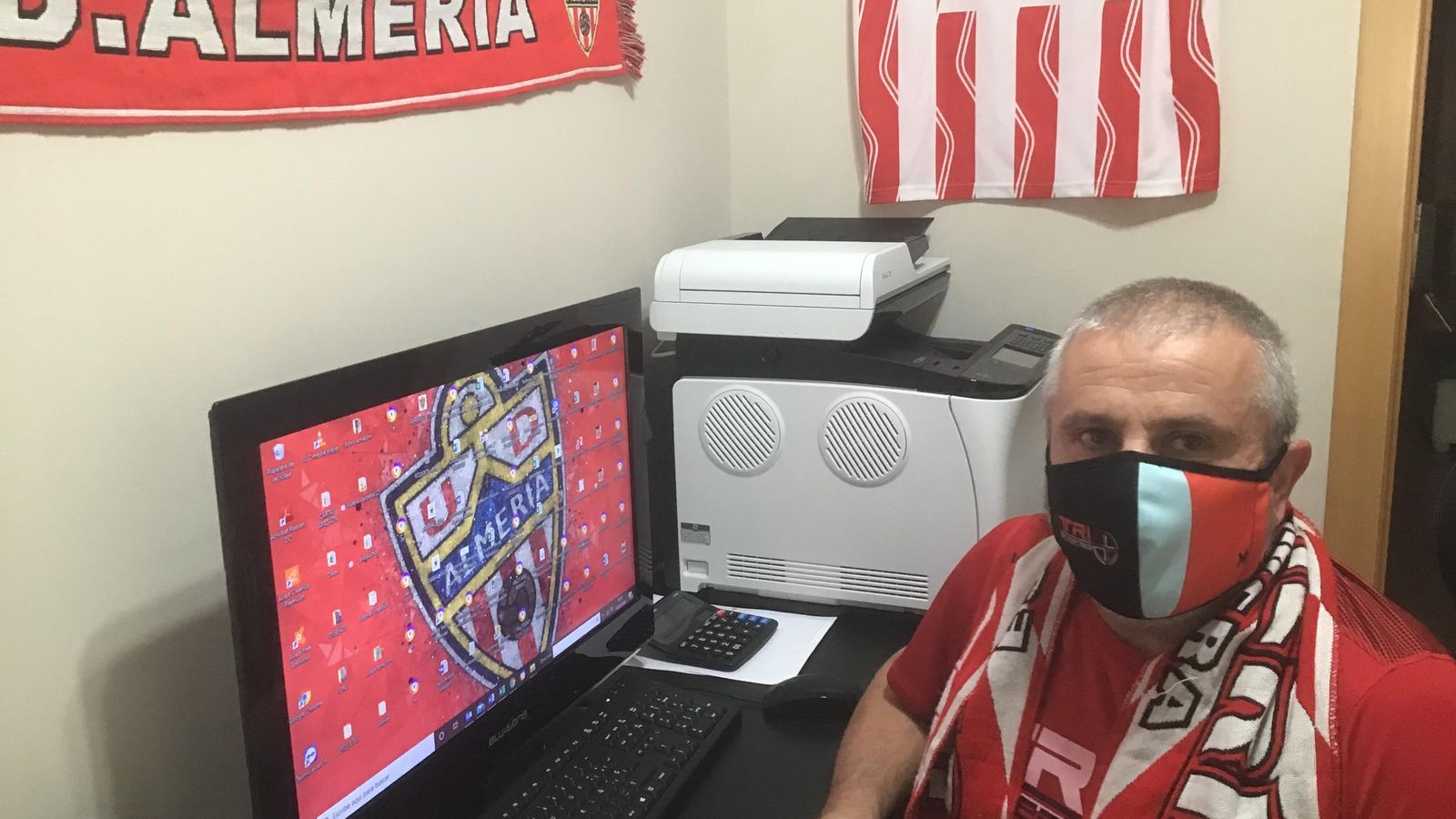 Octavio, de la Peña 'El Maresme', con una mascarilla hecha para el Club Triatlón Almería.