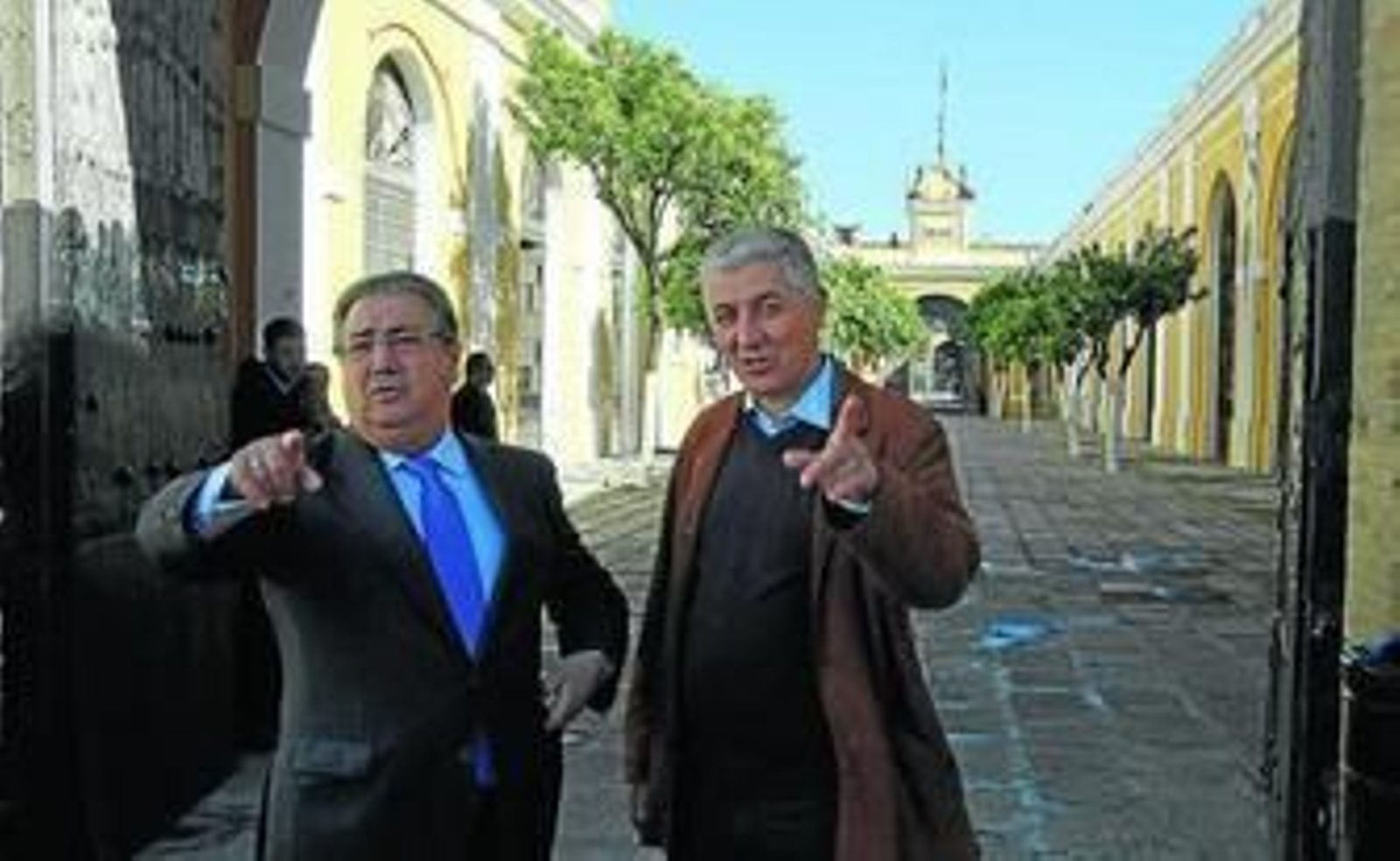 El alcalde y el concejal Maximiliano Vilchez, ayer tras la apertura al público de la Fábrica de Artillería.