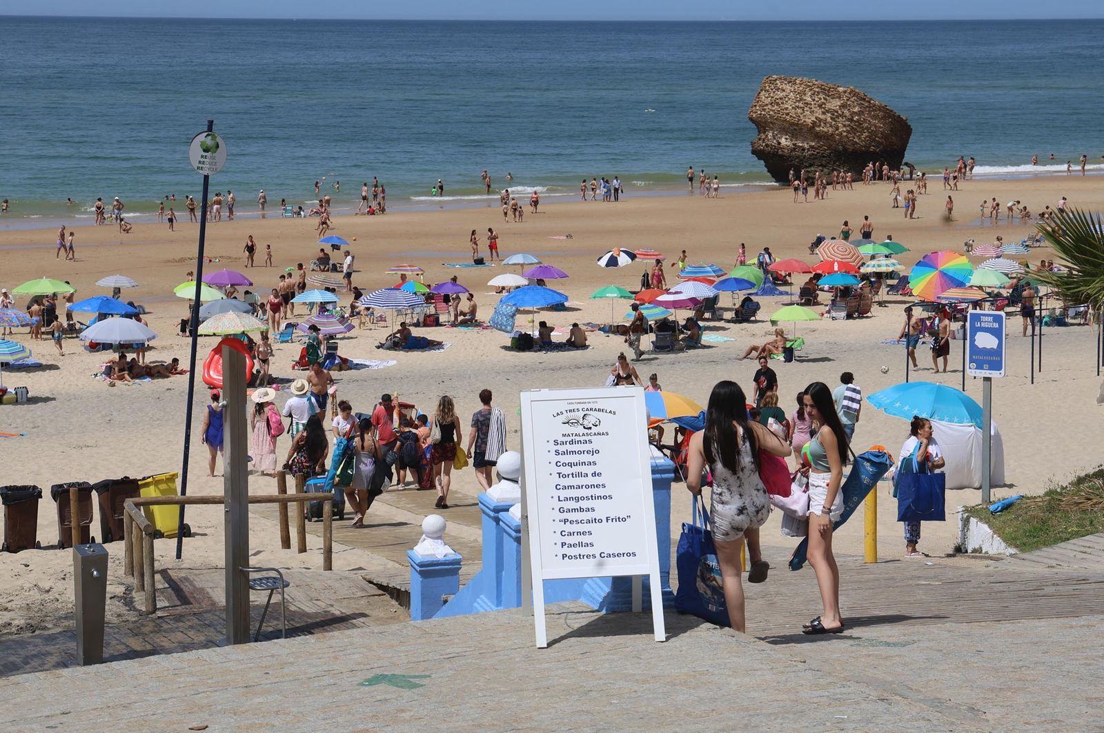 Imágenes del ambiente en las playas de Matalascañas, La Bota y Mazagón durante la mañana del domingo