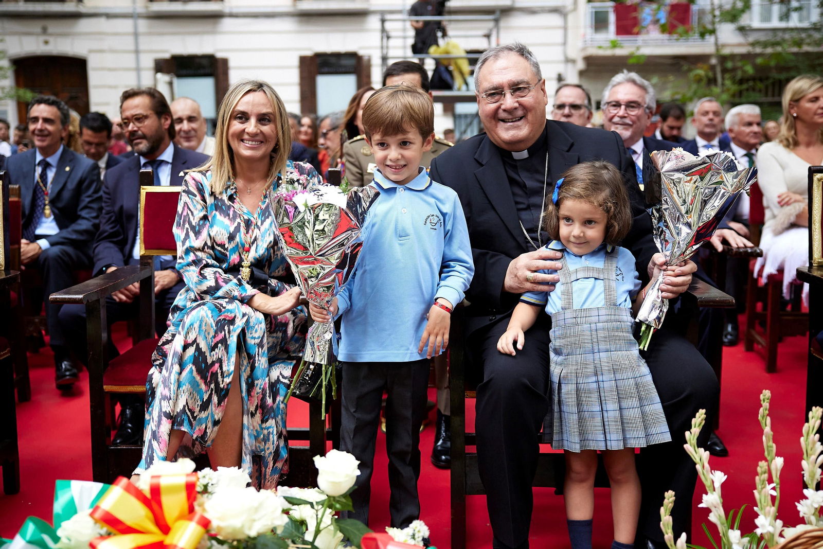 Granada se vuelca con la ofrenda floral en la Basílica de la Virgen de las Angustias