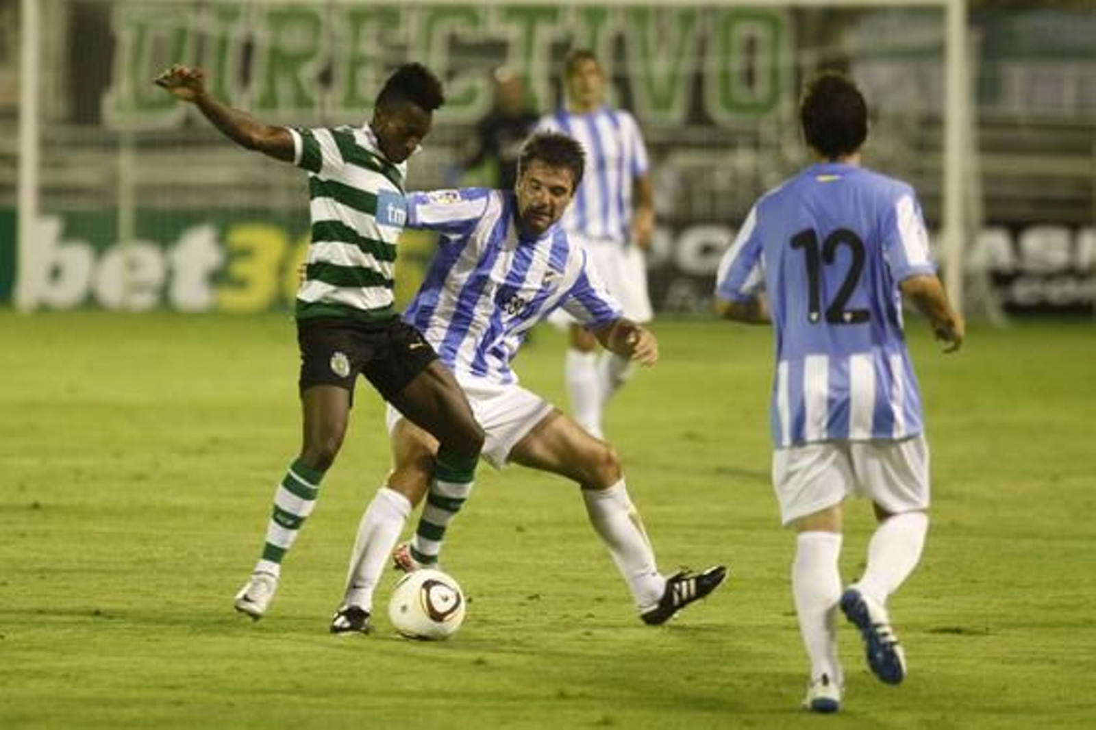Toulalán y Yannick Djaló, en plena puja por el balón. 

Foto: Jesus Marin