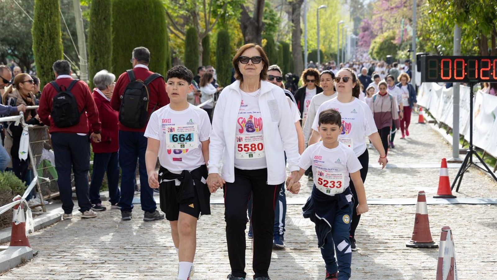 Más de 2.100 participantes corren para promover la salud en Jaén, en imágenes (1)