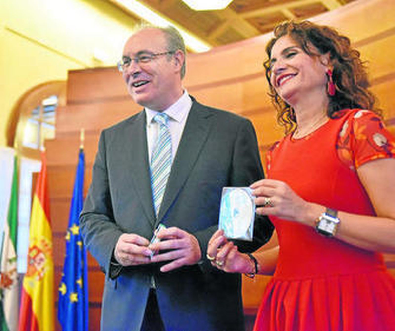 Juan Pablo Durán, presidente del Parlamento de Andalucía, y María Jesús Montero, ayer.