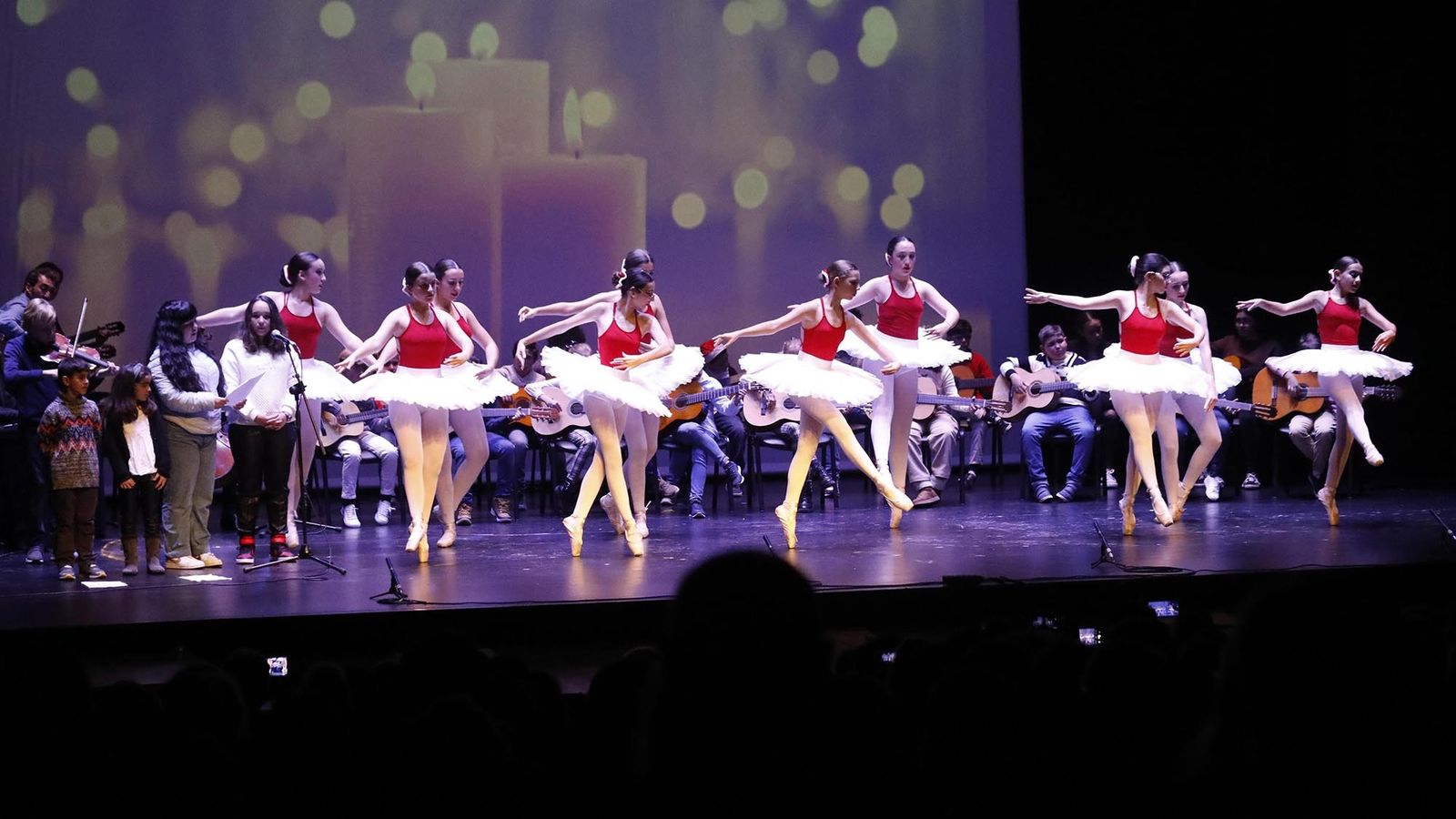 Las fotos de la Gala Solidaria de Navidad de la Escuela Municipal de Música, Danza y Teatro "Jose María Sánchez -Verdú"