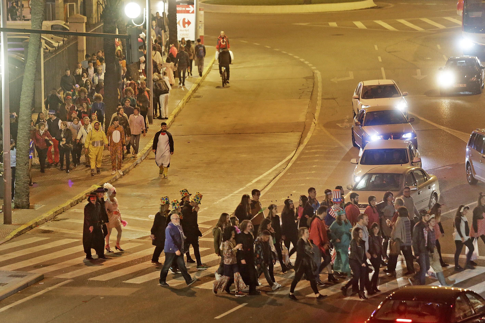 Numerosas personas acceden al casco histórico el sábado de Carnaval.