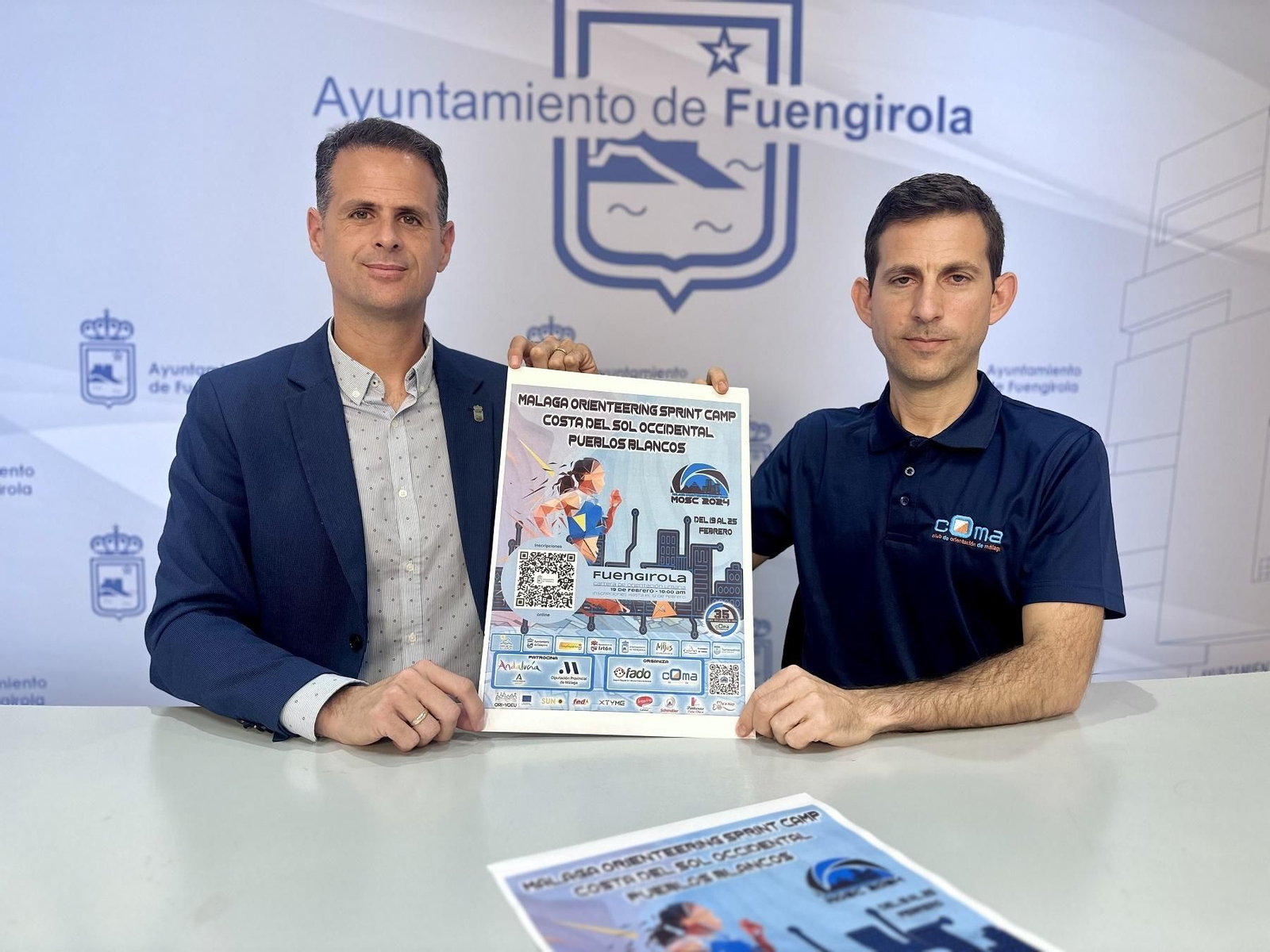 El concejal de Deportes, Julio Rodríguez (I.), y el director técnico de COMA, Juan Antonio Morales,