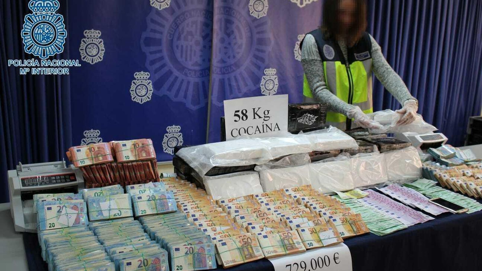 Una funcionaria muestra los efectos intervenidos en la operación Torreón