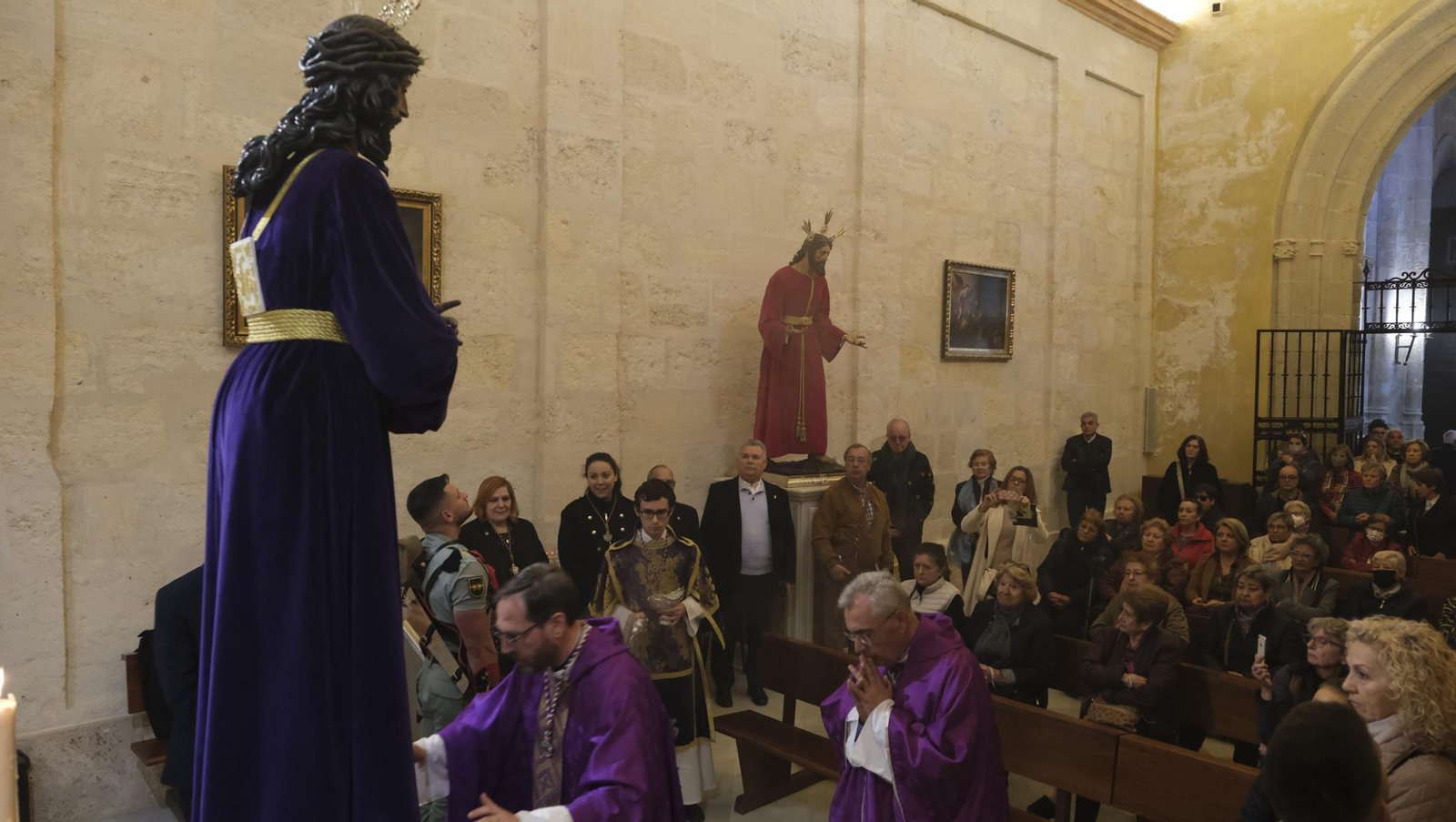 Imágenes del multitudinario besapiés del Cristo de Medinaceli en la Catedral de Almería