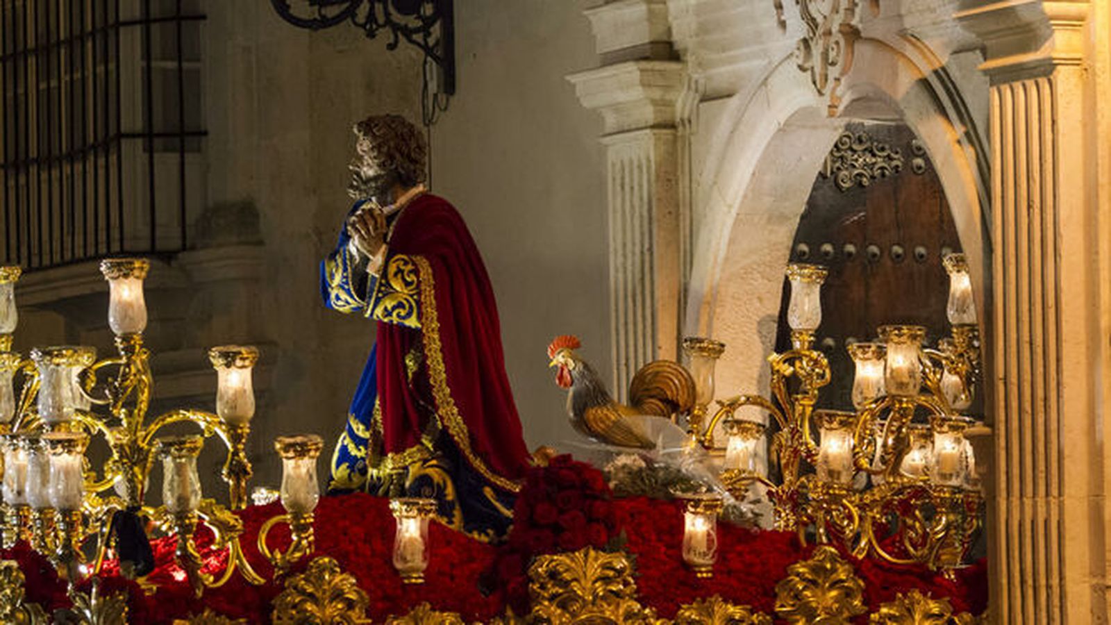 San Pedro y el gallo por las calles de Estepa el Martes Santo.