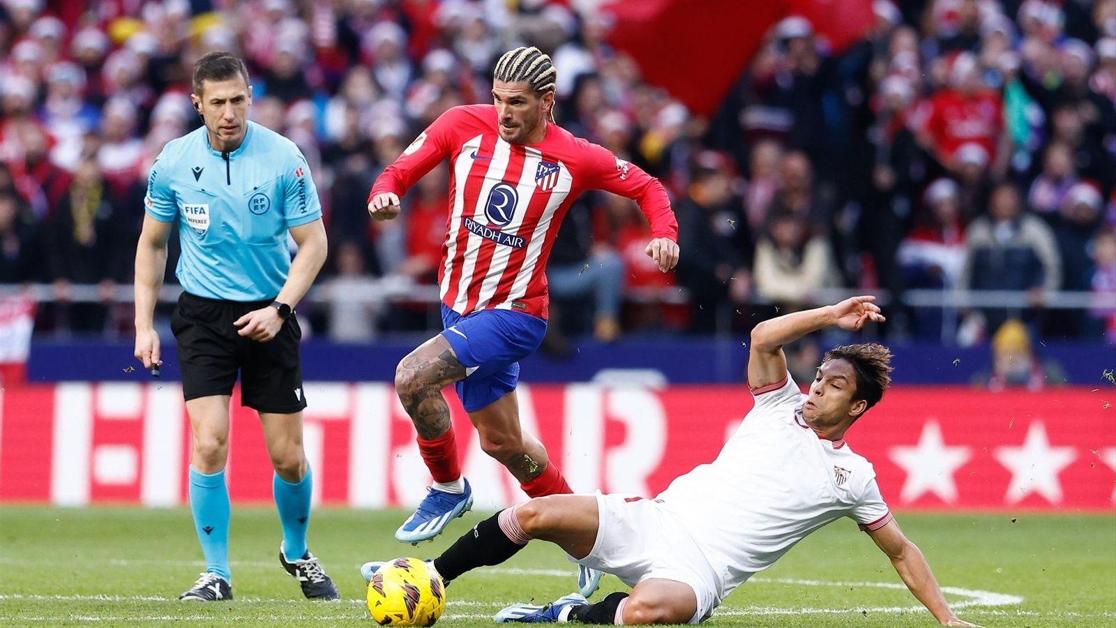 Óliver Torres y De Paul luchan por una pelota bajo la atenta mirada de Soto Grado