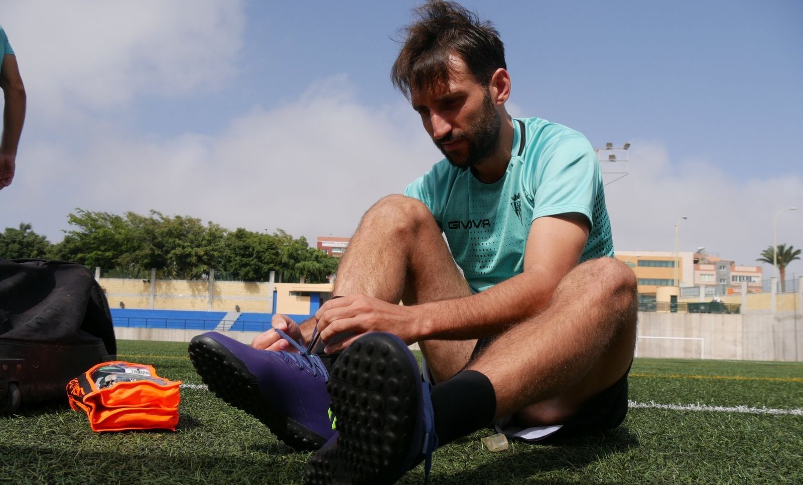 Álex Bernal se pone las botas para el entrenamiento de este sábado.