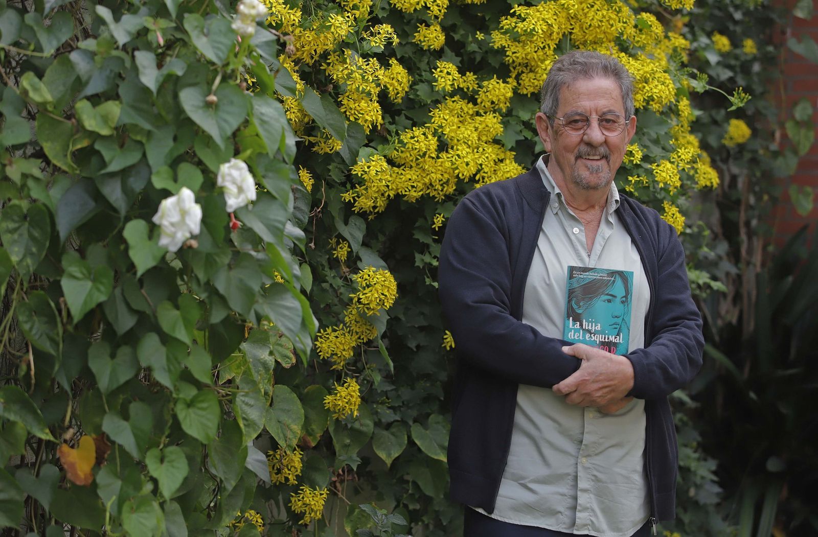 Francisco Díaz Valladares, con un ejemplar de ‘La hija del esquimal’.