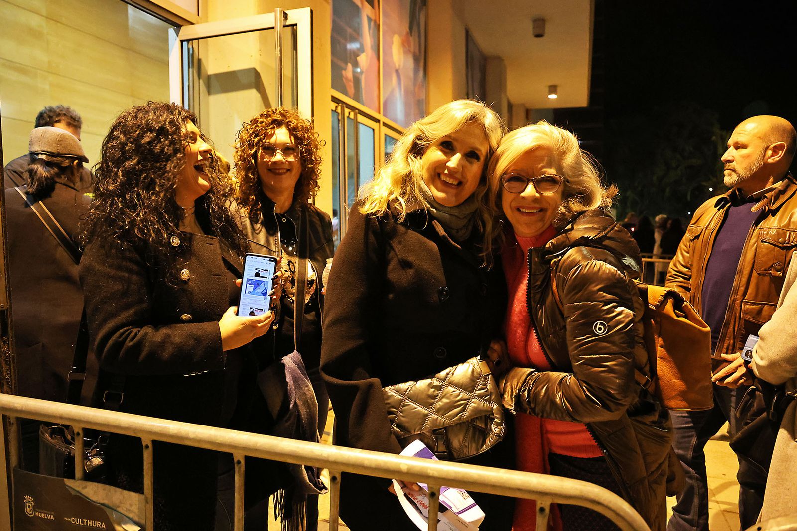 Imágenes del ambiente previo al concierto de Manolo García