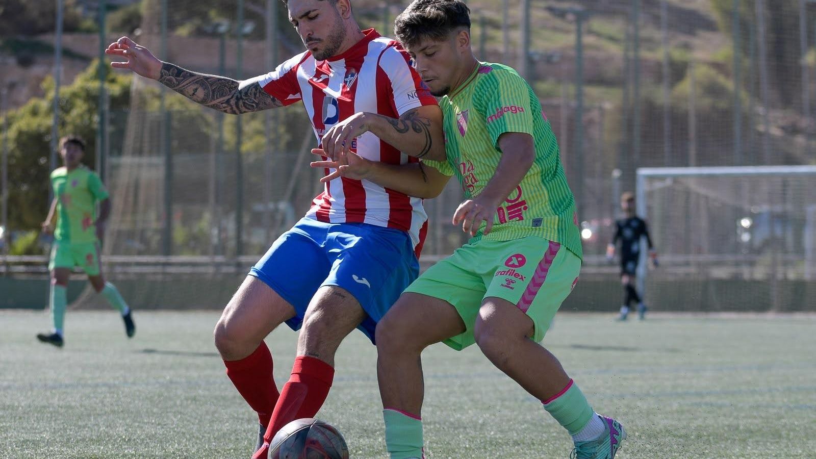 Dos jugadores se disputan un balón. Dos jugadores se disputan un balón.