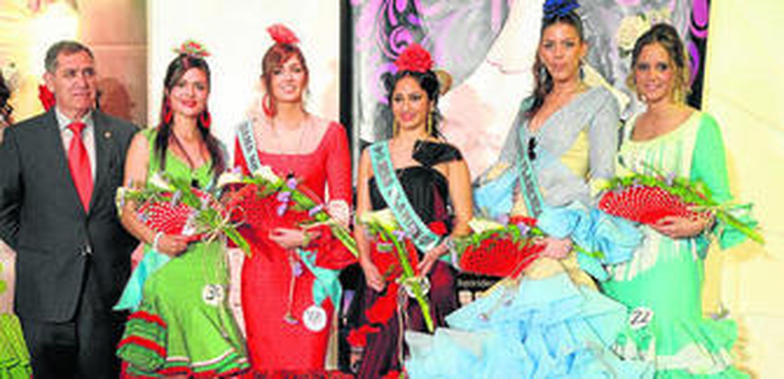 Aitana de los Reyes, Miss Flamenca 2013, junto a sus dos Damas, Miss Simpatía, Miss Elegancia y el edil de Juventud y Deportes, Francisco Aguilar.
