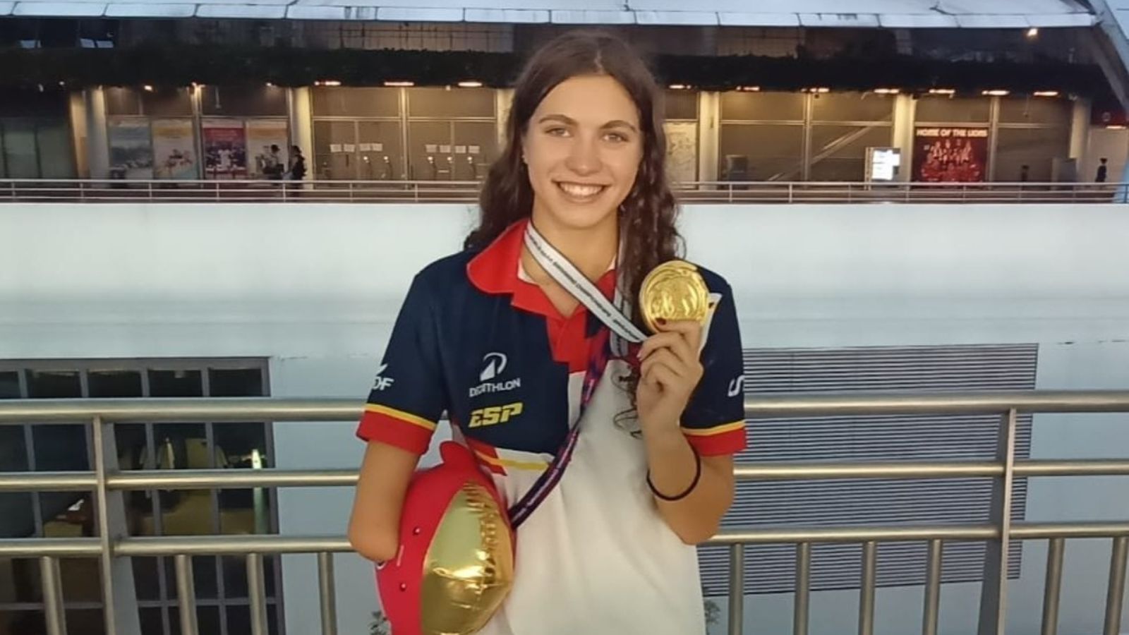 Tasy Dmytriv, con la segunda medalla de oro conseguida en el Mundial de Singapur.