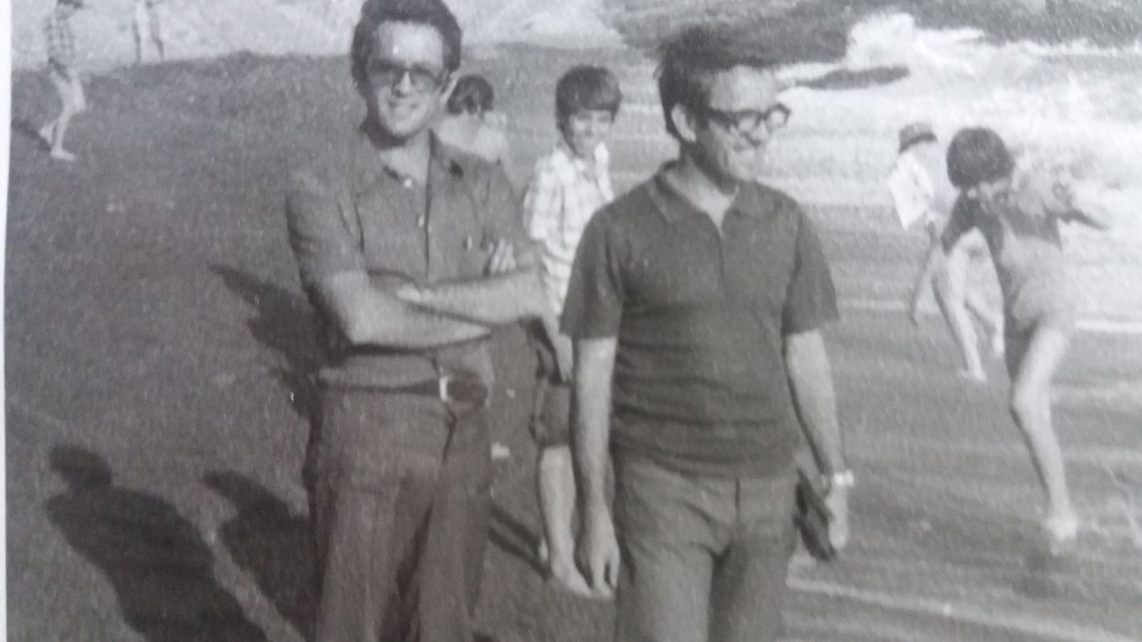 Con su hermano, en Salobreña