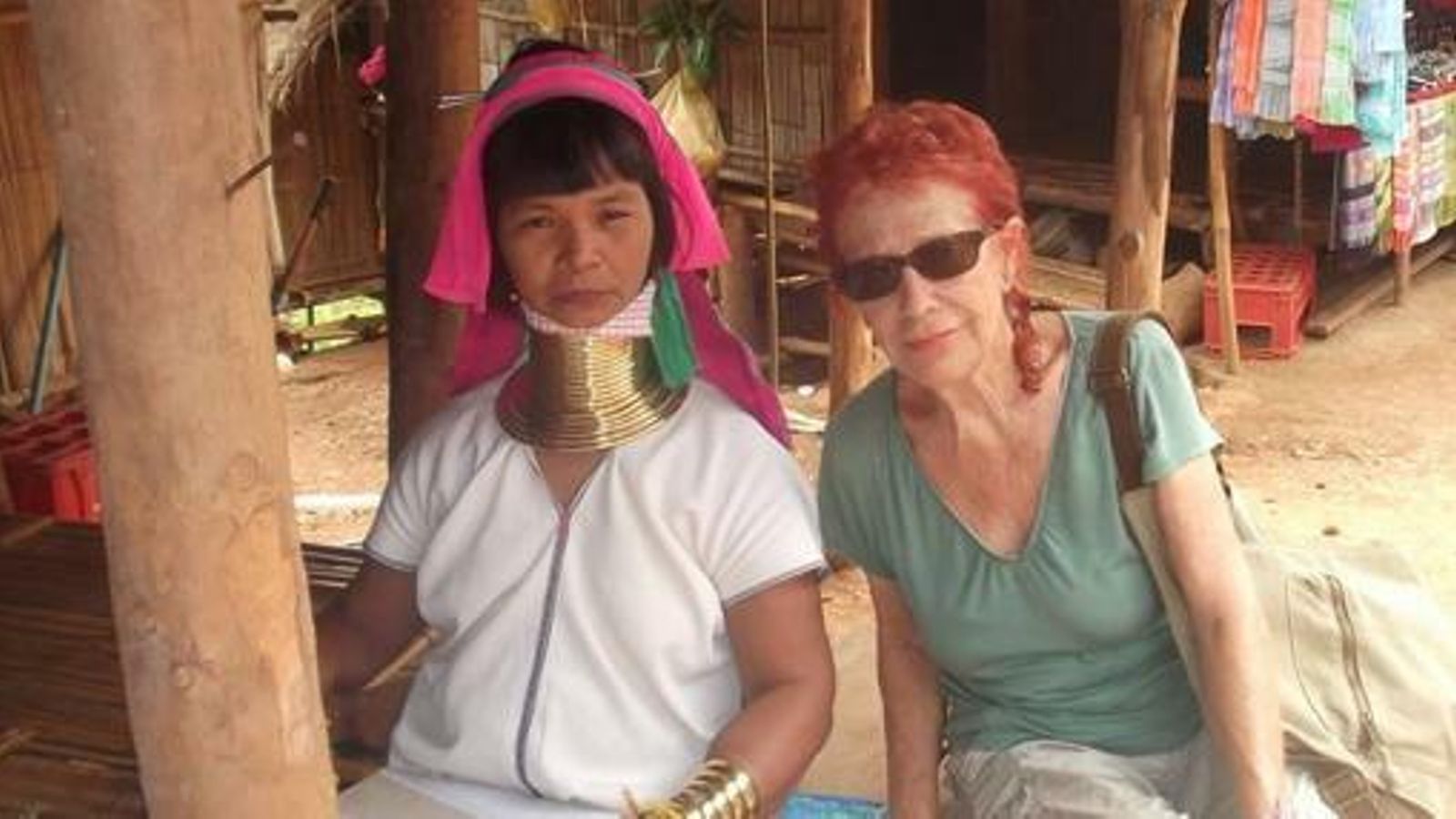 Con una 'mujer jirafa' en Thailandia.