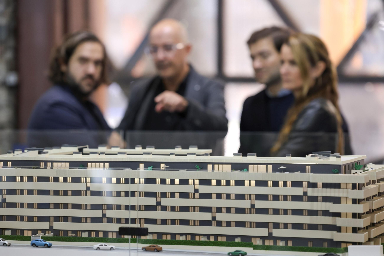 Un comercial señala una promoción de viviendas en una muestra inmobiliaria en Málaga.