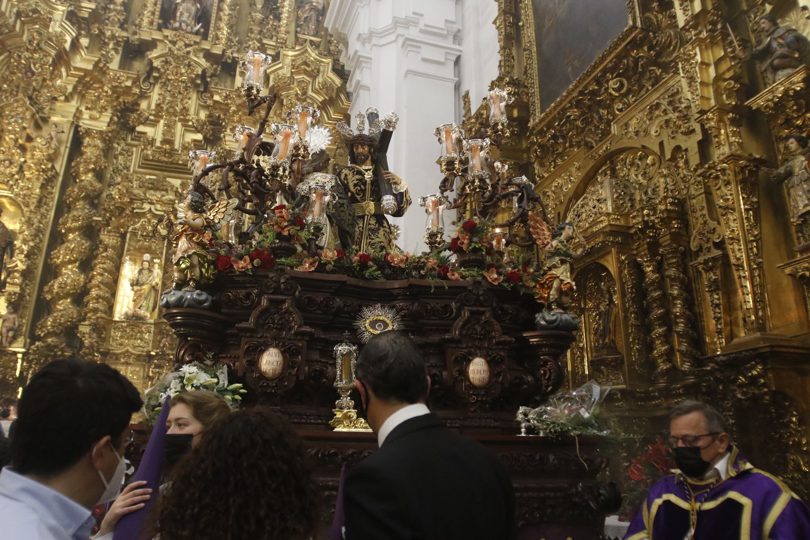 Las imágenes de impotencia en la Trinidad: la Santa Faz suspende su procesión en Córdoba