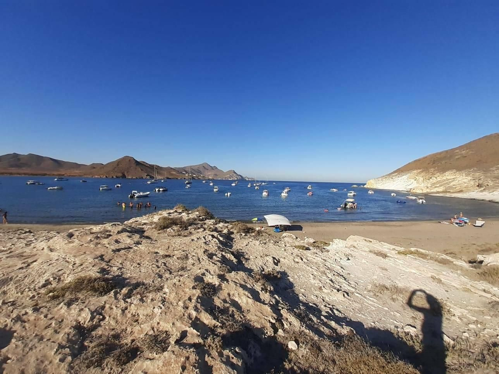 Decenas de barcos invaden la zona de baño en Genoveses.