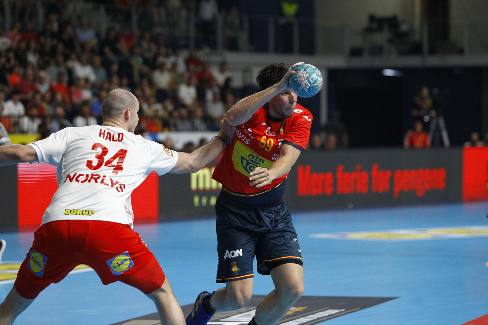Imágenes del España-Dinamarca de la EHF Euro Cup de balonmano, en Almería