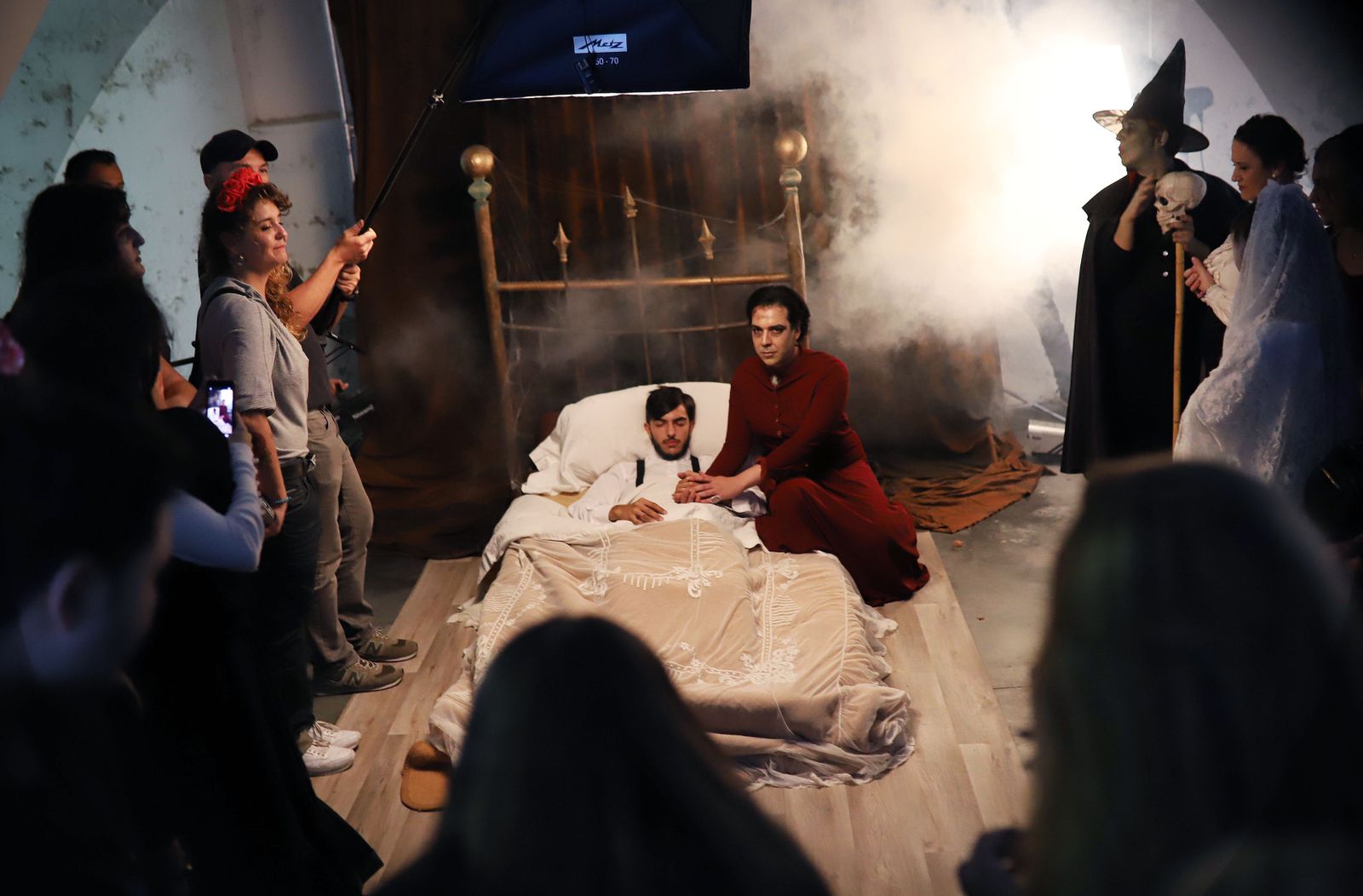 La Escuela de Arte celebra Halloween con una terrorífica sesión de fotos