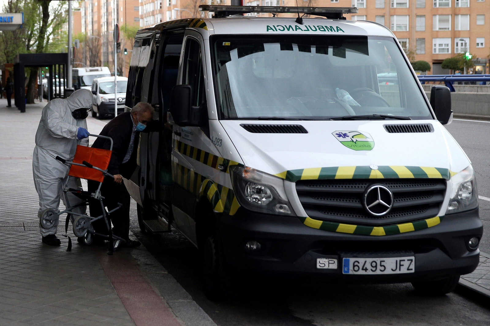Una ambulancia desplaza a un enfermo en Madrid.
