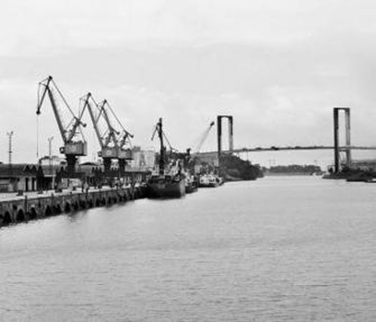 Vista del puente del Quinto Centenario y los muelles.