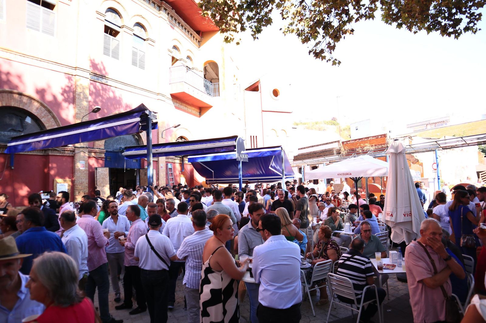 Imágenes de ambiente en el cuarto día de toros en Huelva