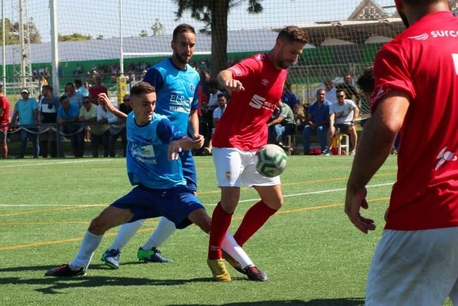 Jugadores de los dos conjuntos pugnan por el esférico.