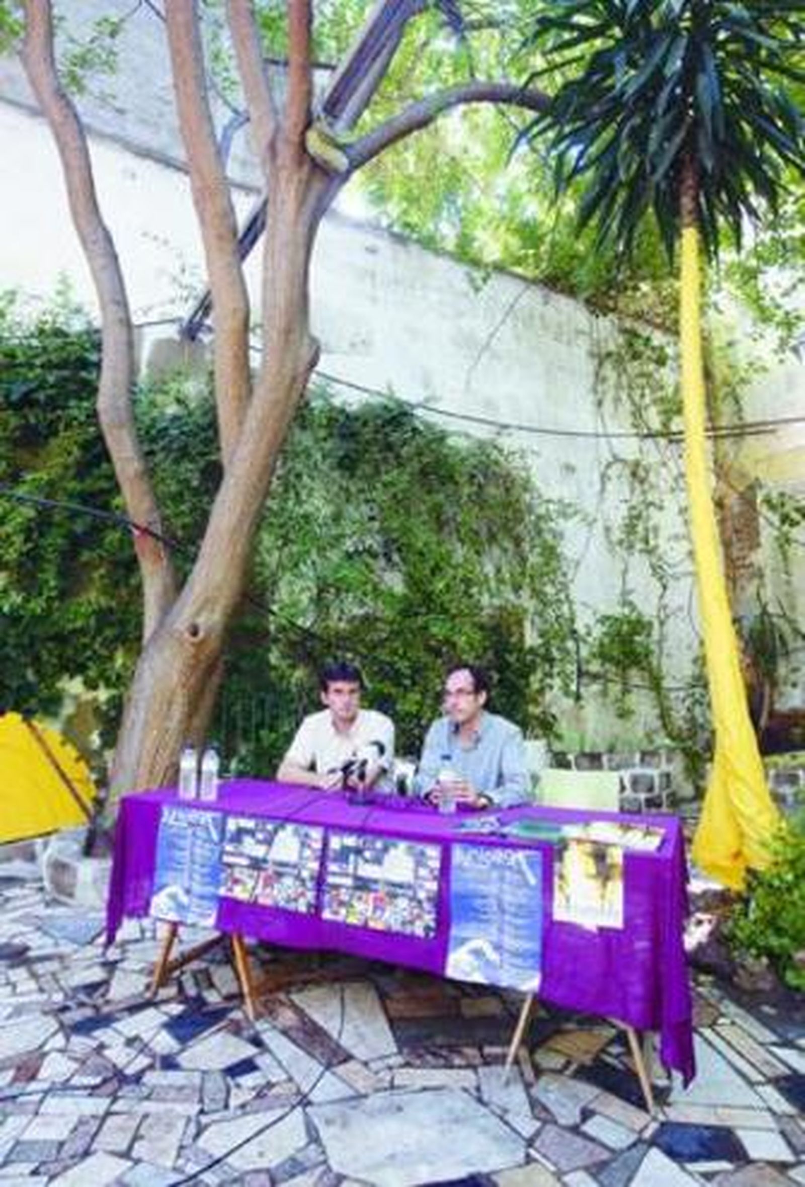 Florencio Cabello y Jesús Carrillo, ayer, en La Casa Invisible.