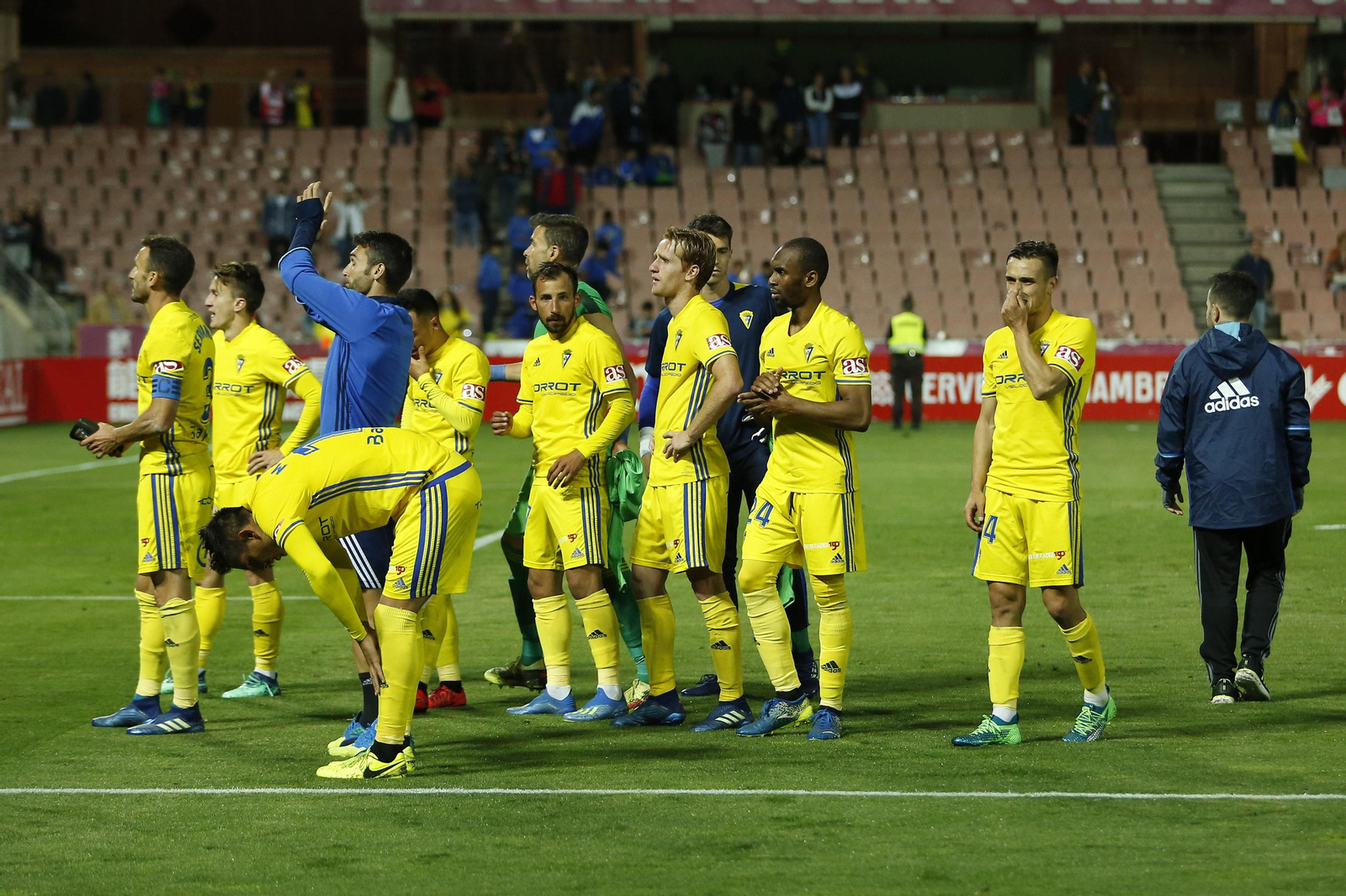 Los jugadores de Cervera saludan a la afición cadista en el duelo de la pasada campaña.