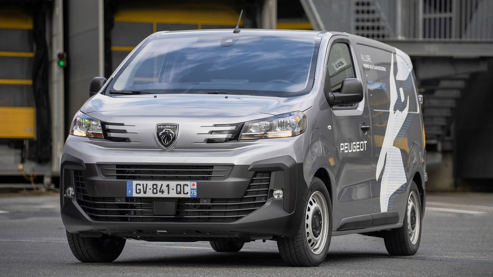 El programa Customfit permite, por ejemplo, que mediante un catálogo de accesorios, cada cliente pueda personalizar su vehículo y que la transformación se haga en la propia fábrica, agilizando así los tiempos de entrega, garantizando la calidad, etc.