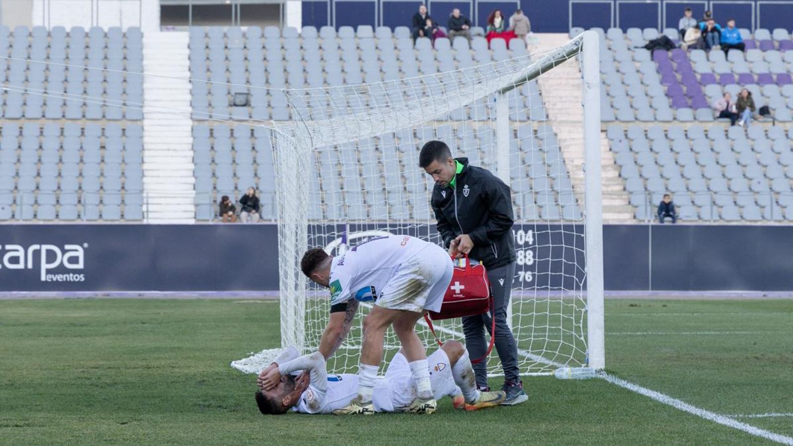 Mario Martos se duele en el suelo tras su lesión ante el CD Torreperogil.