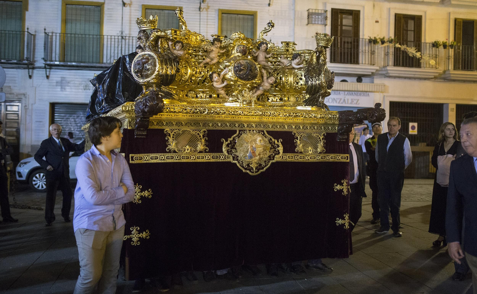 La subida del Señor del Gran Poder a su paso