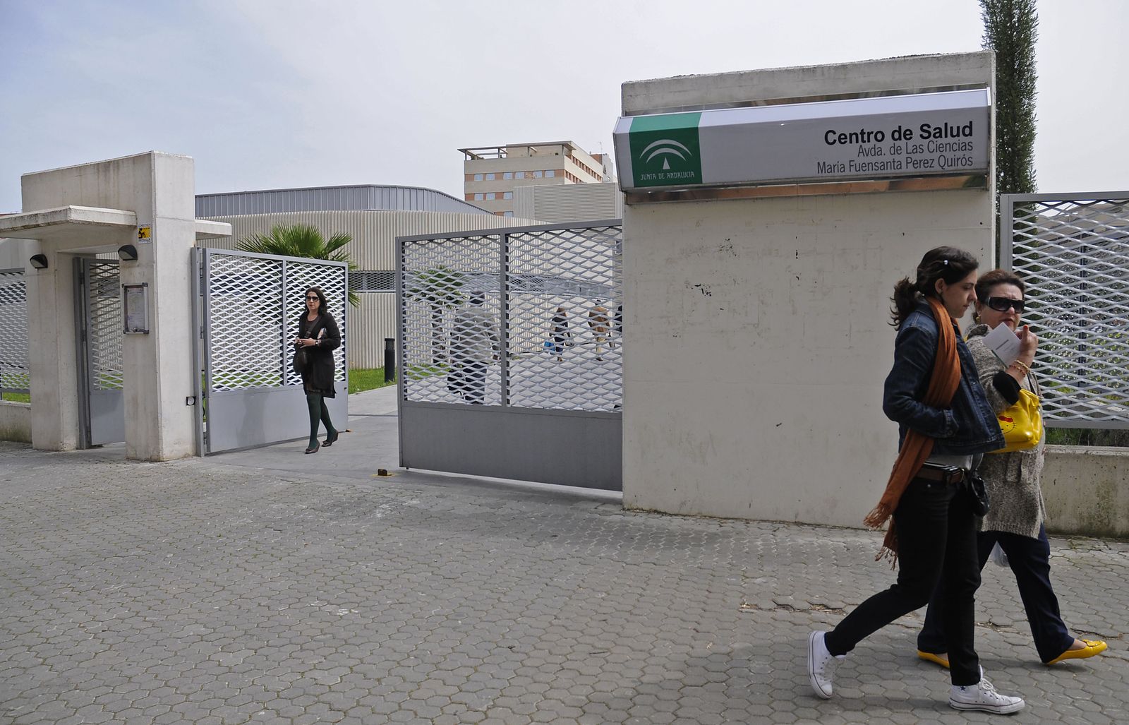 Usuarios en el acceso principal al centro de salud Fuensanta Pérez Quirós, en Sevilla Este.