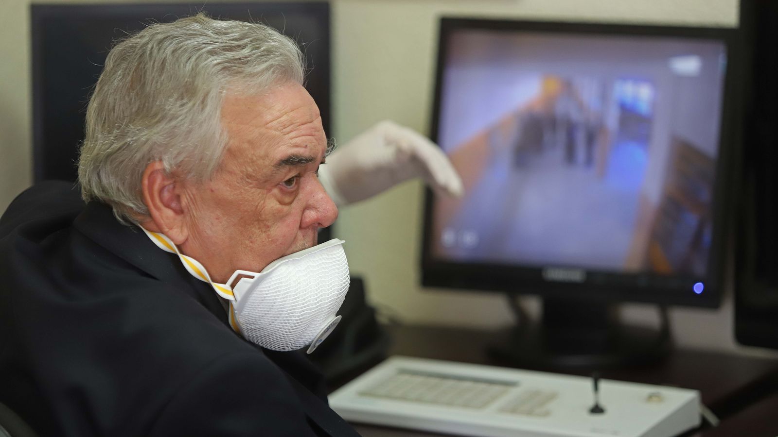 Francisco Márquez controla la cárcel con cámaras desde su despacho.