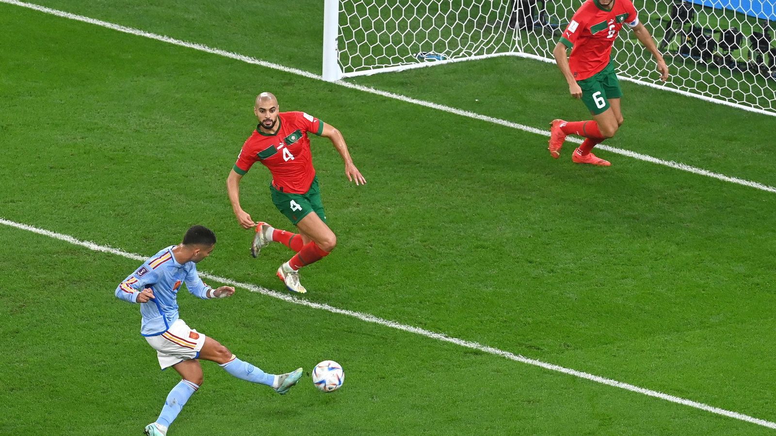 Ferran Torres dispara a puerta en una jugada que había sido fuera de juego suyo.