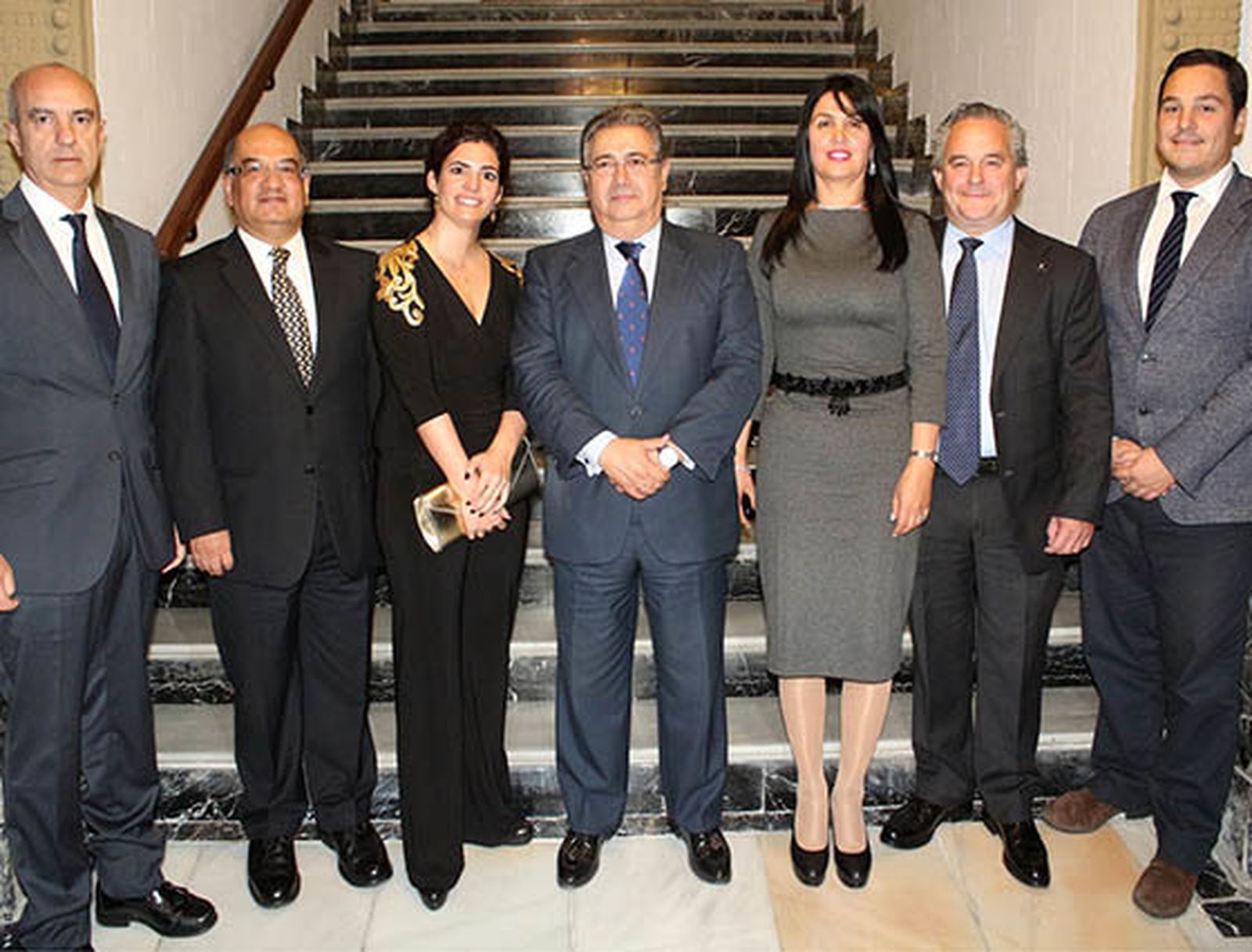 Fernando Rodríguez Moreno, comisario de la muestra; Álvaro Perdomo, cónsul adjunto de Colombia; Blanca Molina León, presidenta en Andalucía de Loving Art; el alcalde de Sevilla, Juan Ignacio Zoido, la cónsul general de Colombia en Sevilla, Gabriela Cano; Francisco Mesonero Fernández de Córdoba, director general de la Fundación Adecco y empresario promotor de Loving Art, y José Luis García Martin, delegado del Distrito Sur.  Foto: Victoria Ramírez