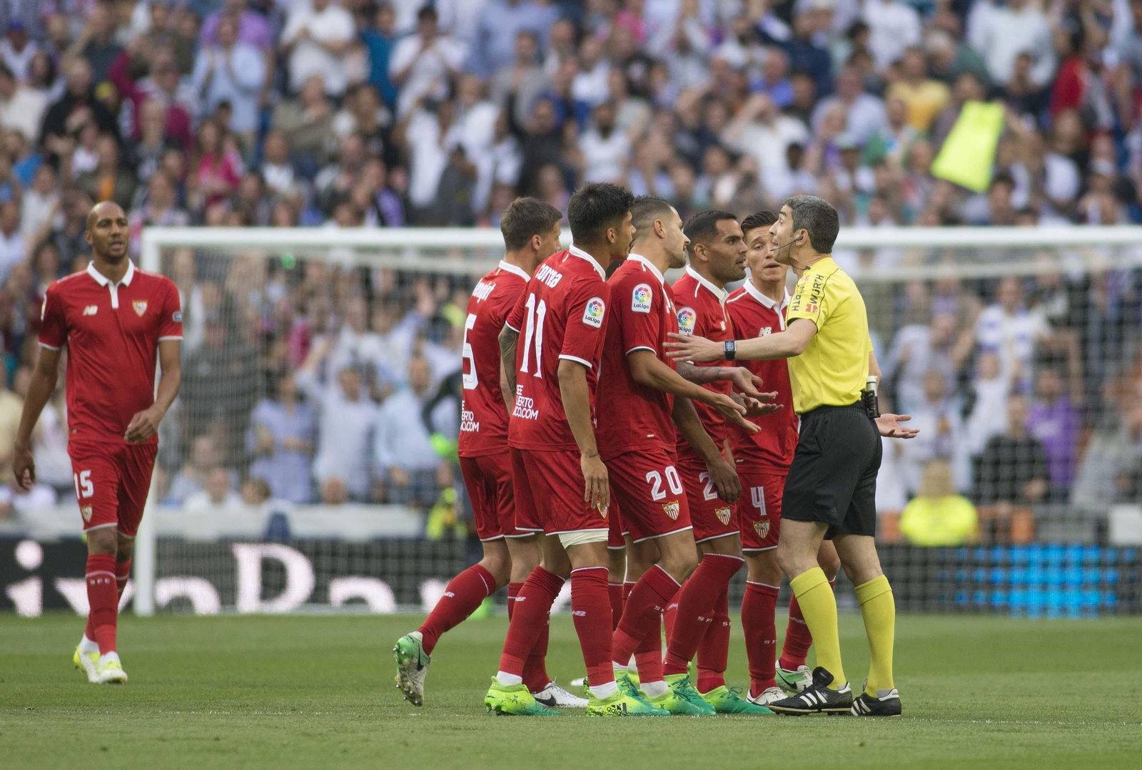 Los jugadores del Sevilla reclaman en vano a Undiano Mallenco por el gol de Nacho: ¿lo habría concedido al revés?